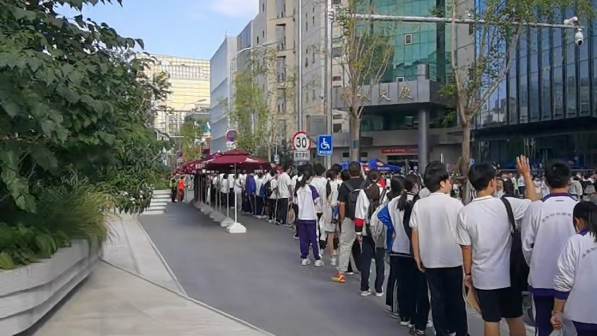 北京市陈经纶中学考点,现场诸多家长和考生纷纷提前到达等候。_北京时间