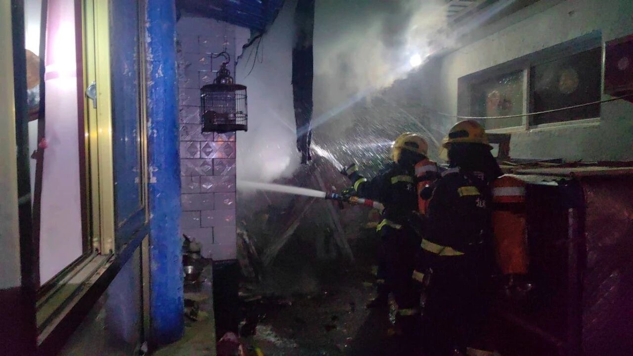 老人家中电视机突起火插头长期不拔成隐患