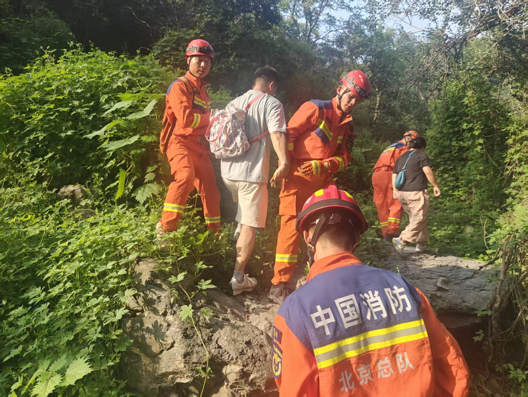 夫妻周末爬山迷路门头沟消防紧急出动 夫妻周末爬山迷路门头沟消防紧急出动