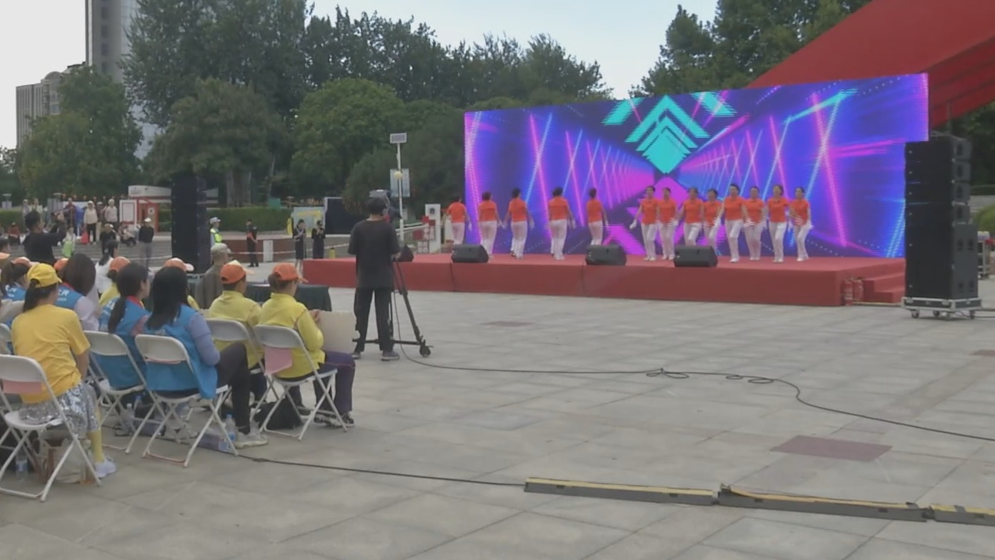 第七届礼让斑马线广场舞比赛首场展演活动举行