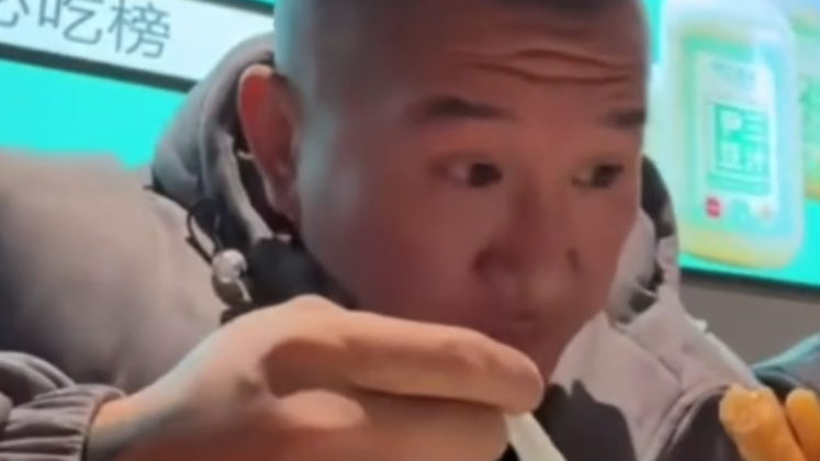 中国台湾网红“馆长”体验老北京豆汁