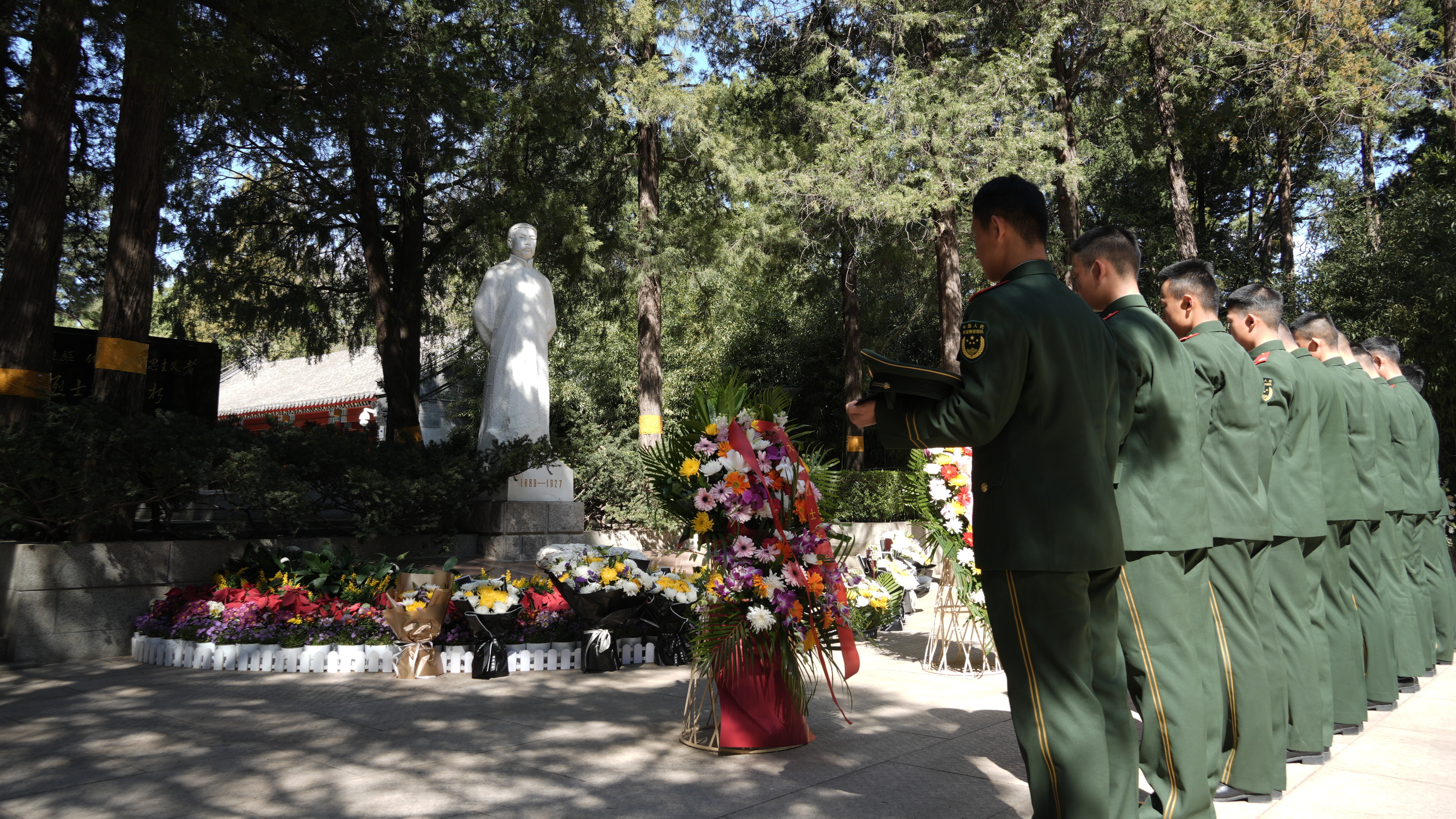 武警北京总队执勤第六支队官兵以各种形式缅怀先烈、祭奠英雄