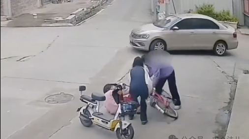 女生扶摔倒老人，为何先被定责再获“解脱”？