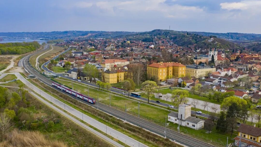 今天全线开通!武契奇兴致勃勃体验高铁 今天全线开通!武契奇兴致勃勃体验高铁