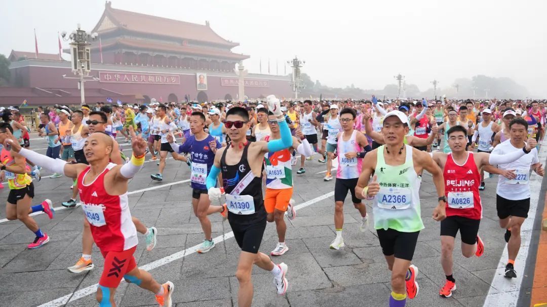 北京解除空气重污染黄色预警！北京马拉松鸣枪开跑！