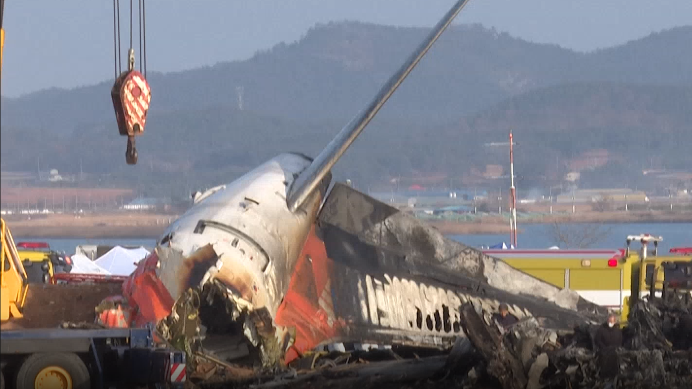 撞毁前4分钟 韩国失事客机黑匣子停止记录