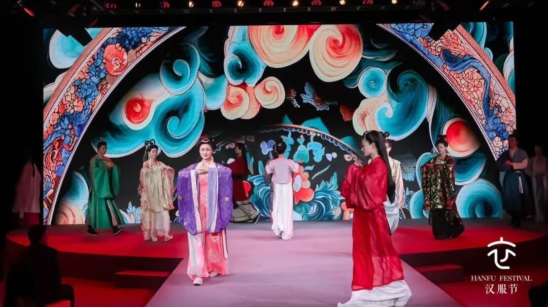 2025全球中国留学生汉服节收官盛典举行_北京时间