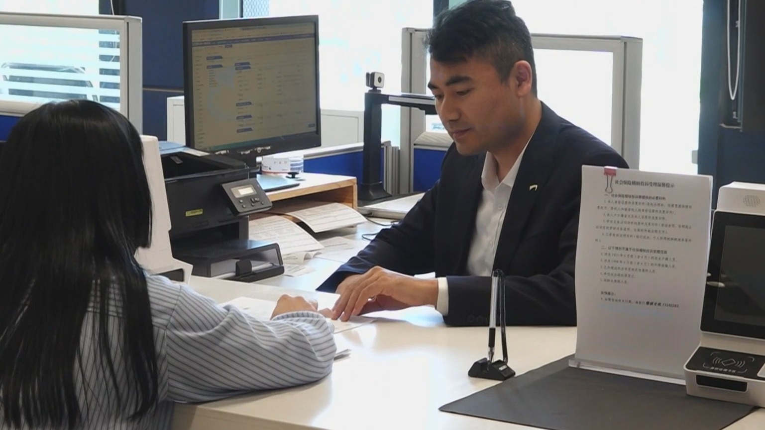 树立和践行正确政绩观丨心怀为民初心 社保服务送上门