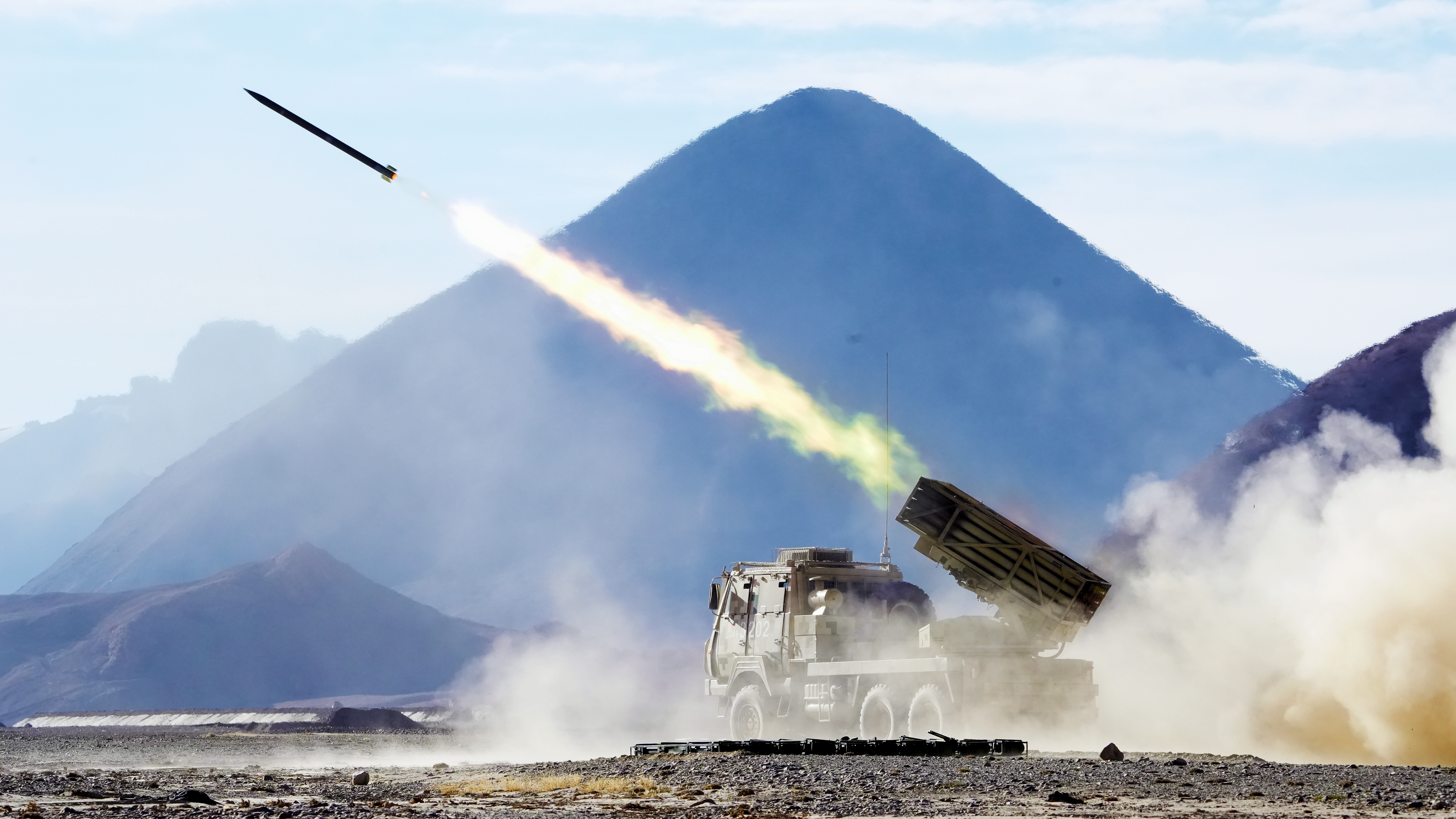 大漠戈壁 检验火炮分队实战效能 大漠戈壁 检验火炮分队实战效能