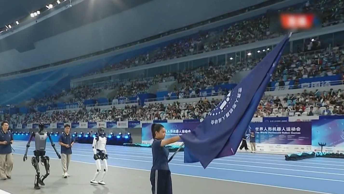 最小参赛工程师于程程：高举会旗 彰显青春科技力量