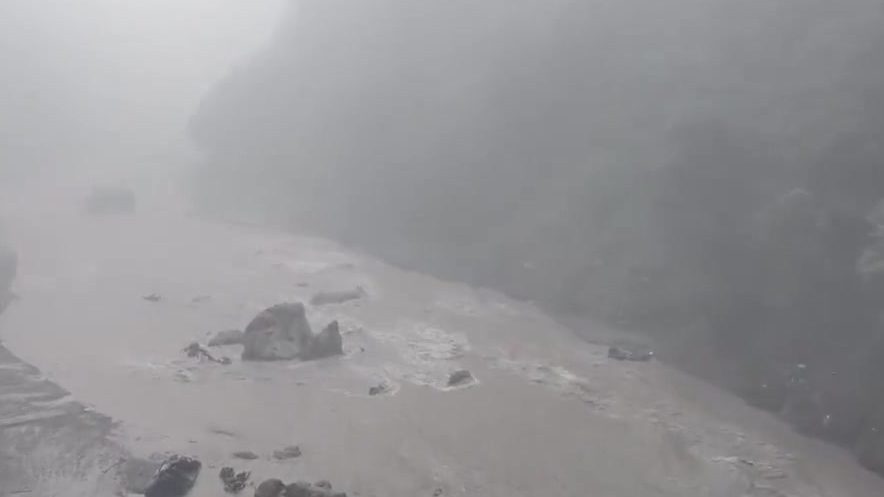 存在二次泥石流风险！西藏吉隆口岸附近道路损毁，抢通正在进行
