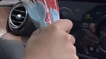 信任危机？为防自己开车时对象偷吃 男子将吸管叉子统统握在手里