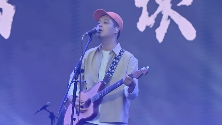民谣歌手马頔亮相2025北京大运河音乐节温暖开唱