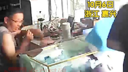 顾客将冰饮料放玻璃柜上拿起后玻璃突然爆炸 店主：人没事 玻璃有瑕疵