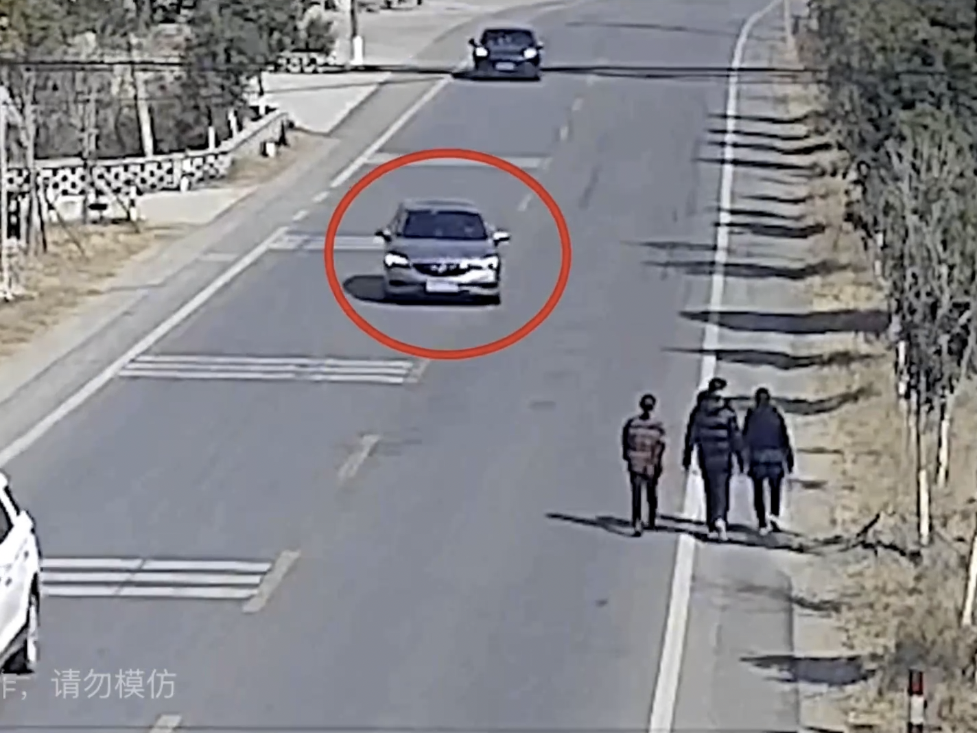 看手机惹大祸,直接把人撞飞! 看手机惹大祸,直接把人撞飞!