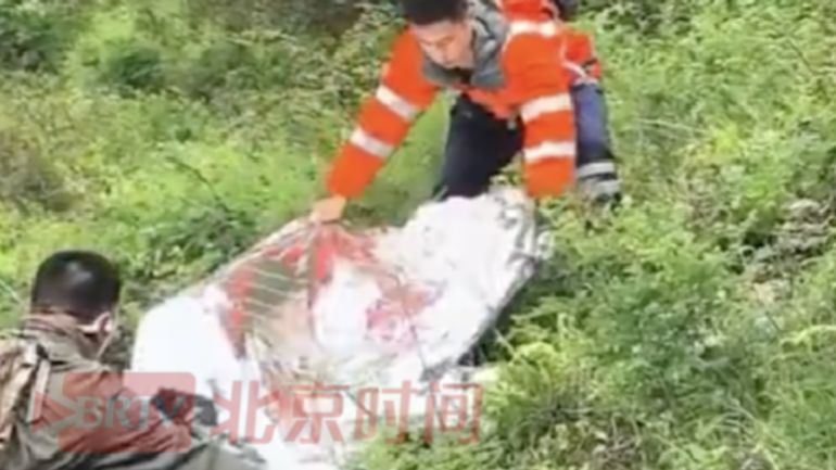 丽江失联的20岁女大学生已确认身亡，当地救援人员表示初判系滑坠。