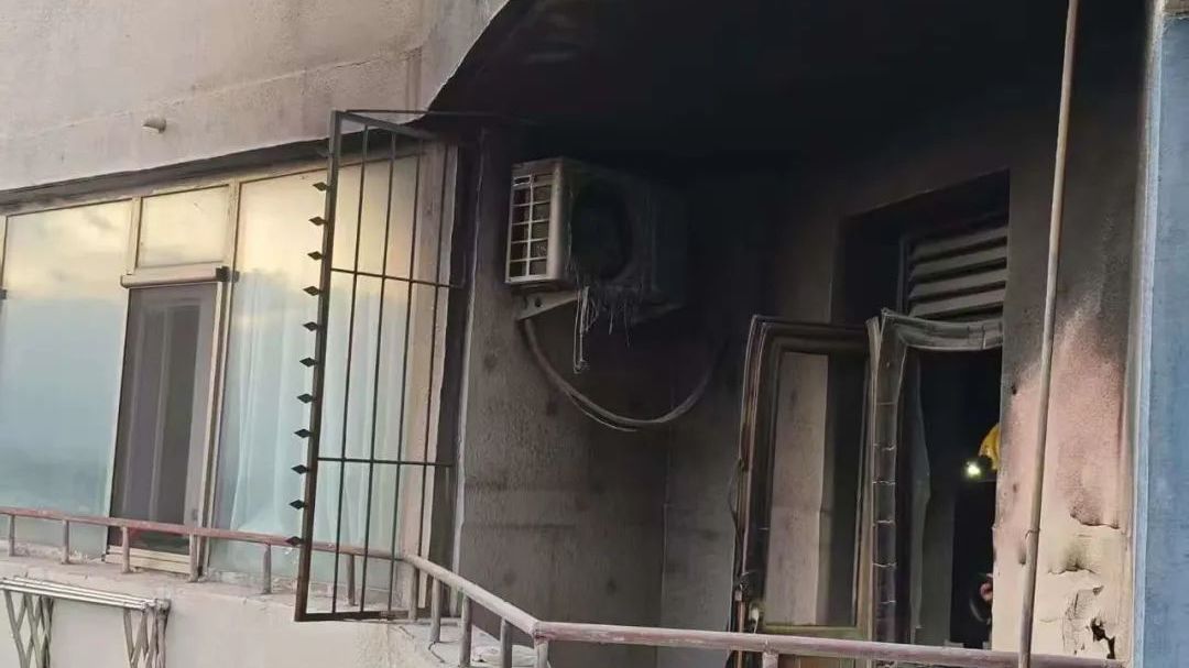 北京一居民楼阳台起火!起火物品很常见→ 北京一居民楼阳台起火!起火物品很常见→