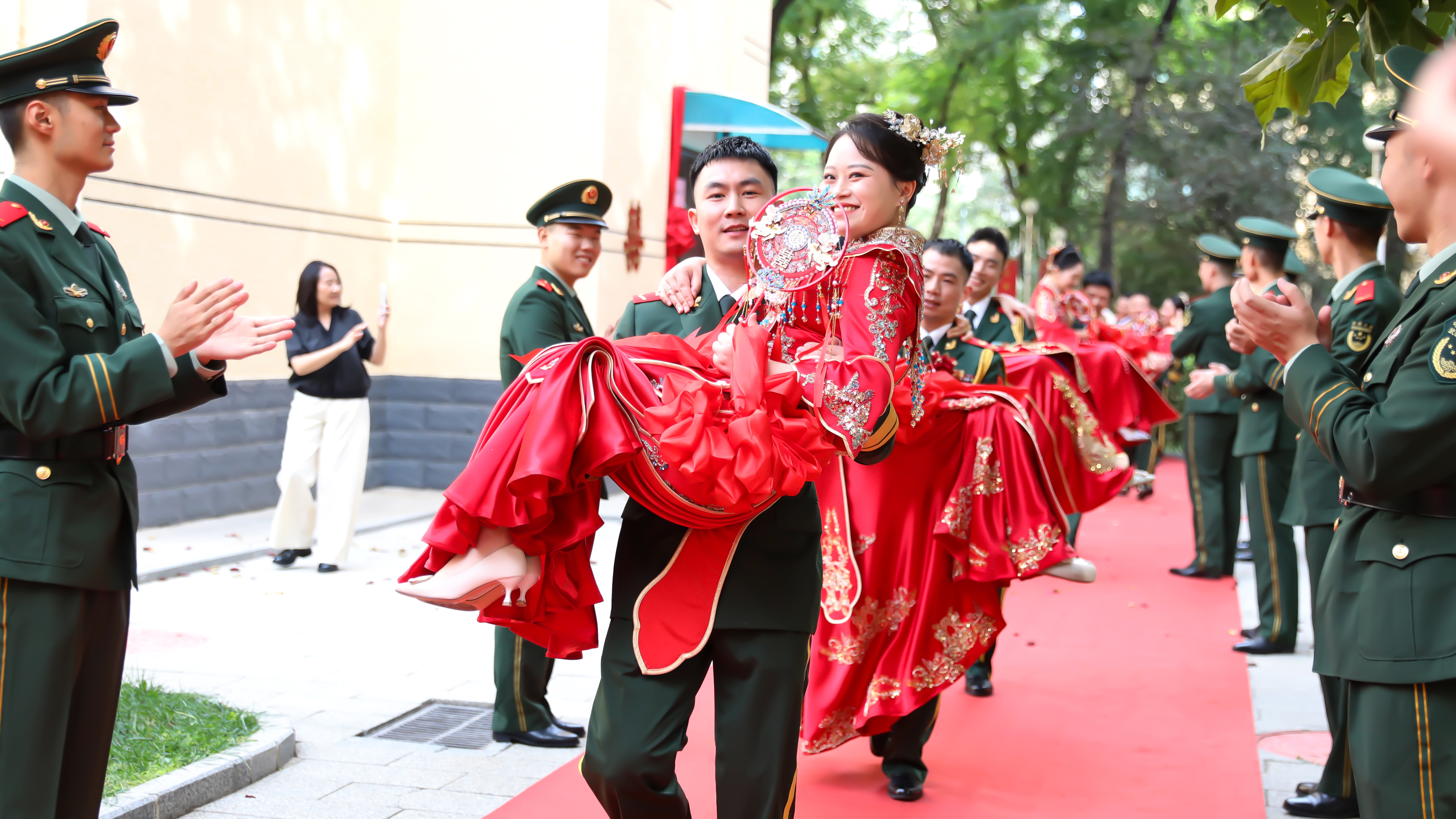 战旗见证爱情!北京武警营区集体婚礼,10对新人“缘定军营”贺国庆 战旗见证爱情!北京武警营区集体婚礼,10对新人“缘定军营”贺国庆