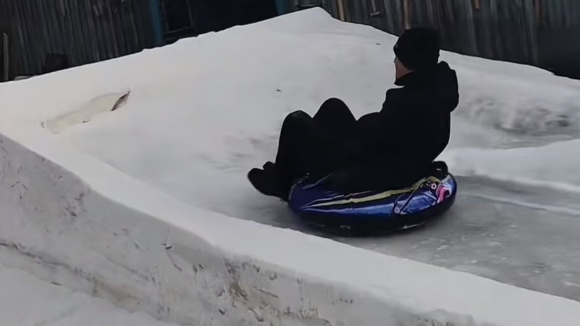 姥爷给外孙制作的雪滑梯自带折返功能