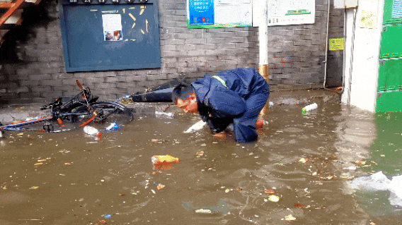 大雨突袭！ 安定门街道快速处置积水险情