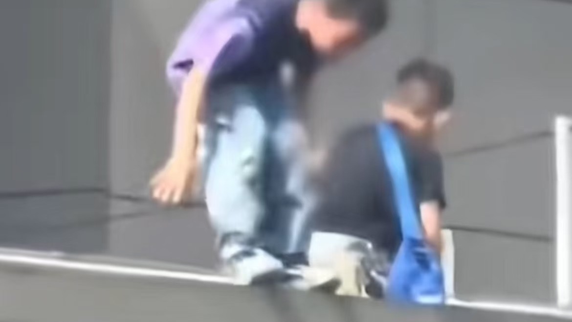 太惊险！3名小孩爬上18楼楼顶玩耍