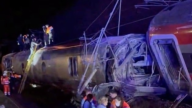 现场画面:车厢侧翻、乘客跳窗逃生 西班牙高铁脱轨已致21人死亡 现场画面:车厢侧翻、乘客跳窗逃生 西班牙高铁脱轨已致21人死亡