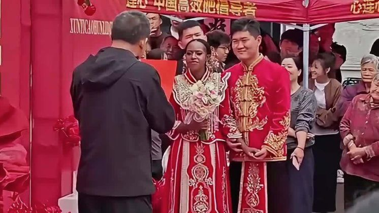 村里小伙娶外国媳妇，证婚人现场飙英语送祝福