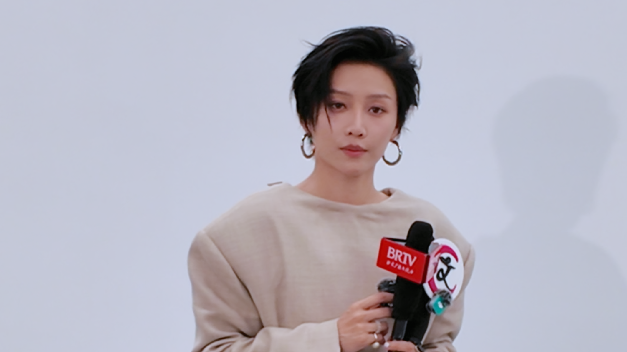 刘雨昕为王濛疯狂打call：王濛是非常有能量的人，大家多多支持
