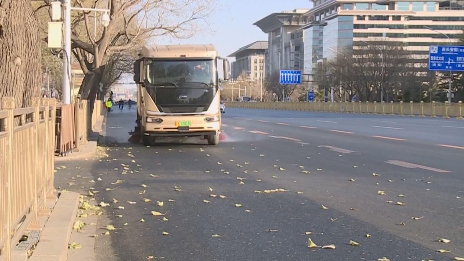 环卫部门积极应对冬季大风天气 环卫部门积极应对冬季大风天气