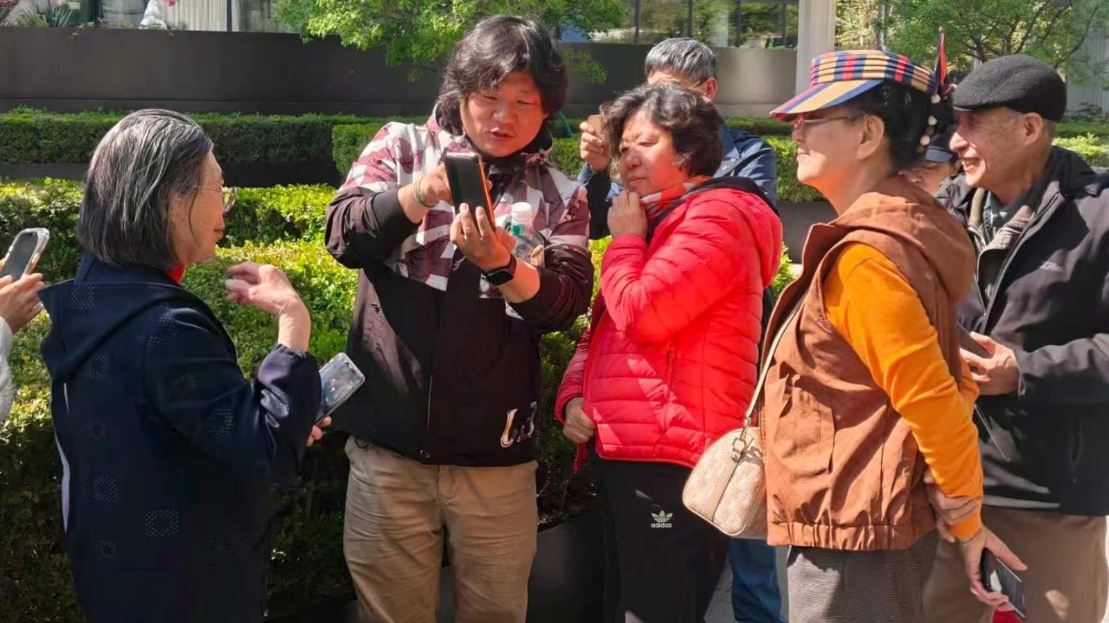 光影映家园 银龄展风采 社区摄影沙龙点亮老年幸福生活