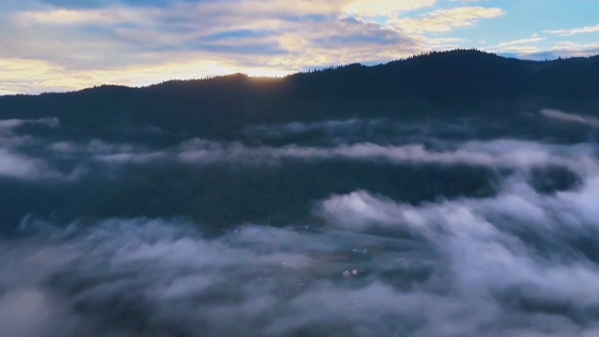 云南迪庆 云海漫群山 晨光绘山河