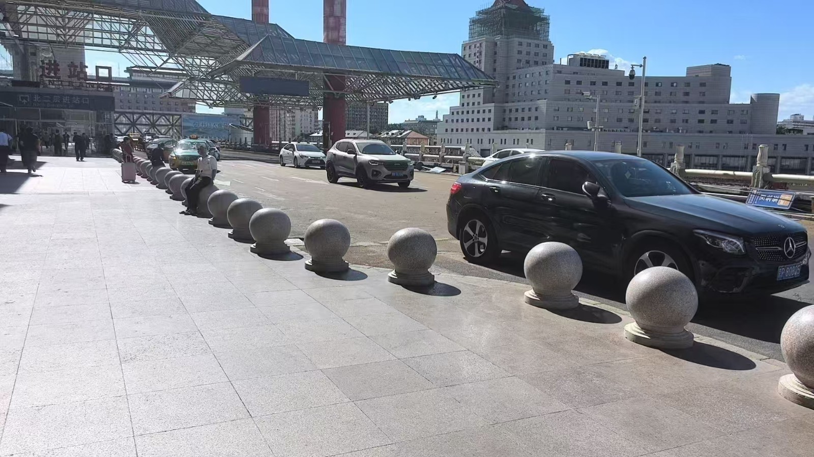 西站地区拆“栏”障,旅客通行更顺畅 西站地区拆“栏”障,旅客通行更顺畅