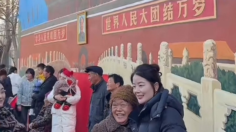 河南商丘小村庄因天安门墙绘热闹出圈 老人纷纷拍照圆梦了！