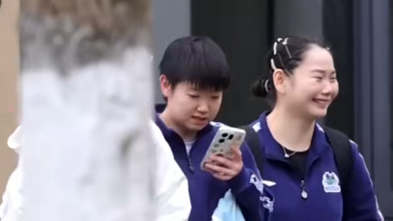 国乒成都集训 孙颖莎下训后边走边玩手机 短暂休整和何卓佳重返训练场 国乒成都集训 孙颖莎下训后边走边玩手机 短暂休整和何卓佳重返训练场