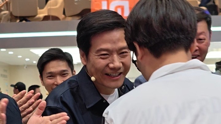 2026北京国际车展开幕!小米展台,雷军率团队列队鼓掌迎接观众进场 2026北京国际车展开幕!小米展台,雷军率团队列队鼓掌迎接观众进场