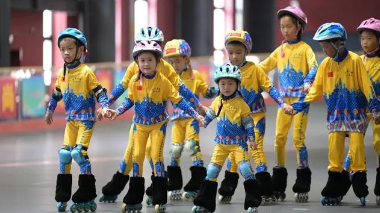 第六届北京轮滑公开赛开赛 吸引300余名运动员参赛 第六届北京轮滑公开赛开赛 吸引300余名运动员参赛