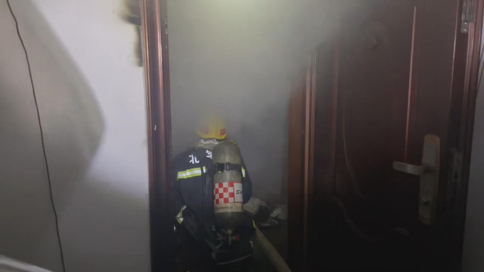 北京一居民楼凌晨突发火灾 烟头点燃床垫大爷浇杯水以为火灭了 北京一居民楼凌晨突发火灾 烟头点燃床垫大爷浇杯水以为火灭了