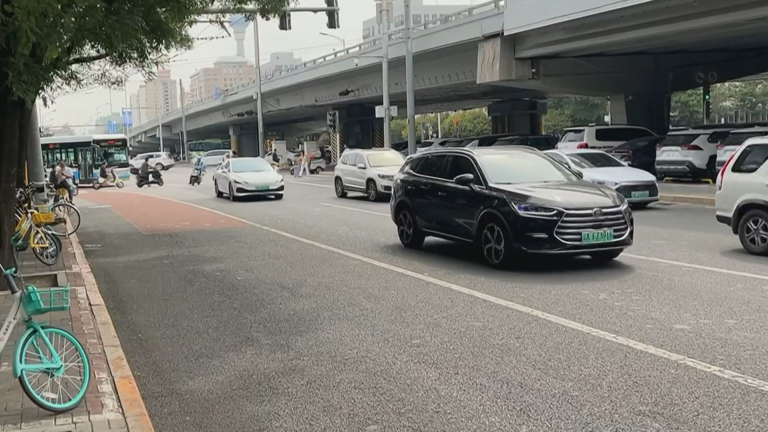 市民出行习惯逐步转向绿色交通 中心城区私家车年均里程下降百分之十五点八