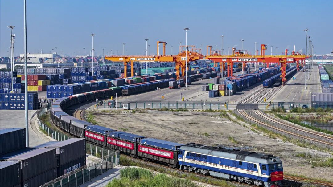 网友：中欧班列载客吗？答案亮了！
