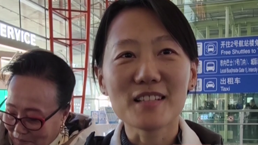 “坐中国航班最踏实!”,滞留中东的中国同胞搭乘祖国航班平安回家 “坐中国航班最踏实!”,滞留中东的中国同胞搭乘祖国航班平安回家