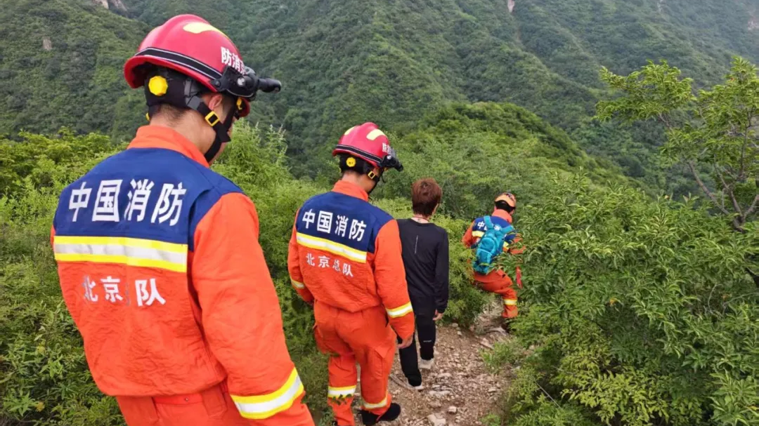 14名消防员上山救1人!雷电、暴雨、山洪、内涝四项预警齐发,怎么还有人爬山? 14名消防员上山救1人!雷电、暴雨、山洪、内涝四项预警齐发,怎么还有人爬山?