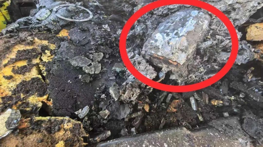 北京一车停放两天后突然起火!这类常见物品别放车里! 北京一车停放两天后突然起火!这类常见物品别放车里!