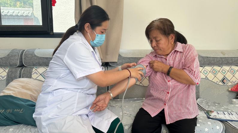 家庭医生为返乡村民撑起“健康伞”