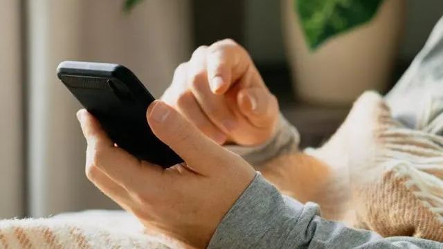 躺着玩手机有多可怕？赶紧换个姿势吧！