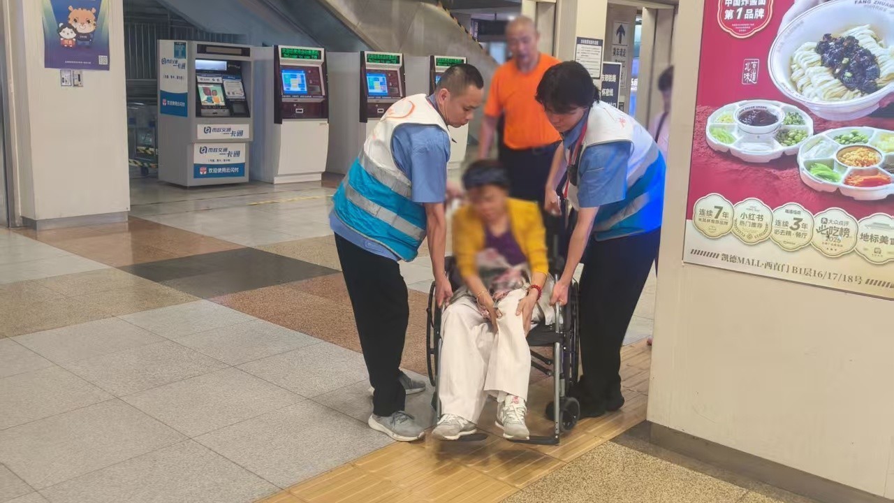 全程细心护着骨折旅客!北京北站这波操作太暖心 全程细心护着骨折旅客!北京北站这波操作太暖心