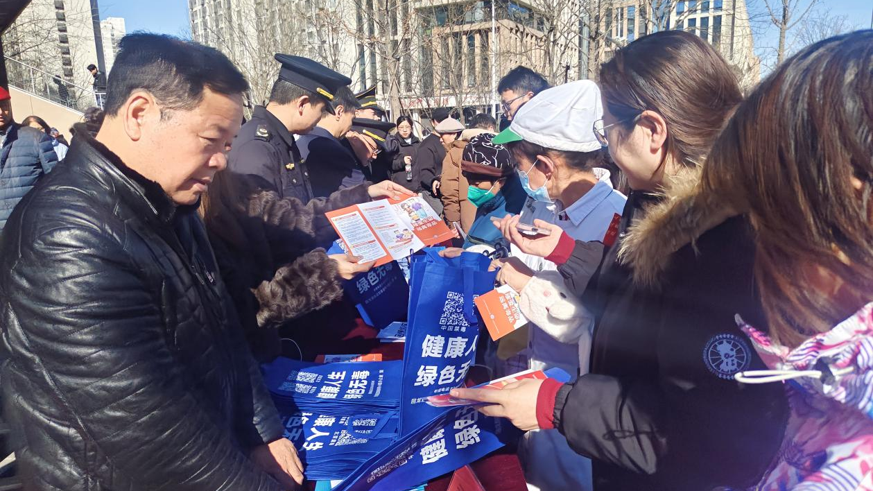 回龙观街道多部门联动开展“3・15”普法宣传