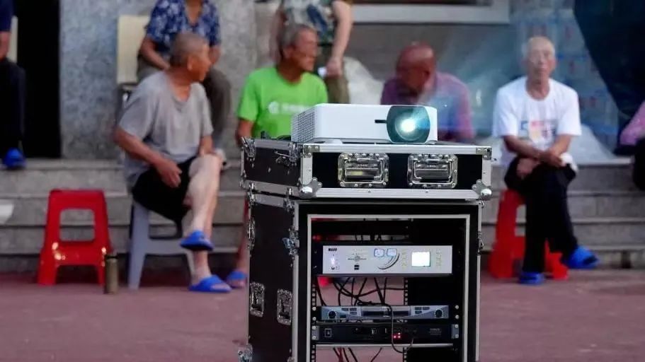 北京暴雨安置点里的\ 北京暴雨安置点里的\