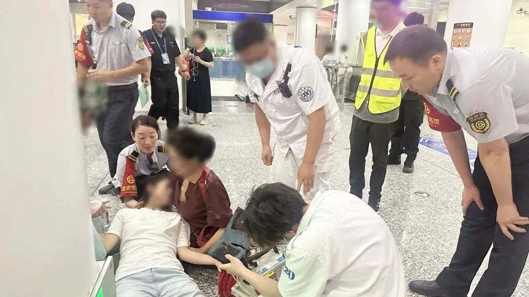 【京华好风气】晚高峰地铁站内上演紧急救援 【京华好风气】晚高峰地铁站内上演紧急救援