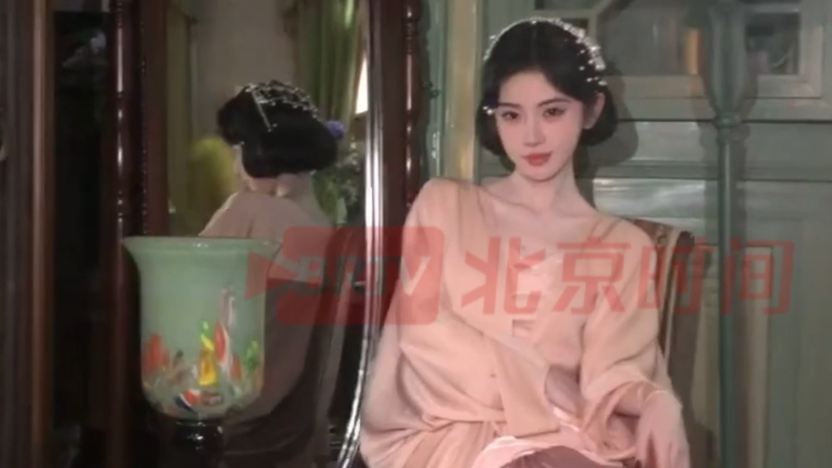 鞠婧祎分享九宫格美照并配文“苏绿夏突然出现”