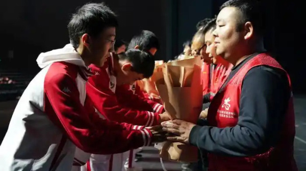 北京研学团学生为十堰“小水滴”环保志愿者代表送上鲜花 北京研学团学生为十堰“小水滴”环保志愿者代表送上鲜花